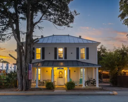 The Lyellton House: 6 Bd 4Ba - Steps to Shops & Shore - Pet Friendly Hotels in Colonial Beach