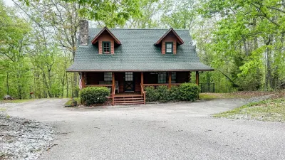 See Callaway's Fantasy in Lights at Shepherd's Den - Fiber Wifi Hotel in zona Cecil B. Day Butterfly Center