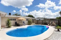 4 Bedroom Cozy Getaway Pool house in the Heart of Melbourne - プライペートプール