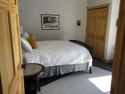 Contemporary Loft Condo overlooking the Big Thompson River in Estes Park