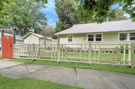 Third & Lake - Downtown Sandpoint Отели рядом с достопримечательностью «Вар Мемориал Филд»