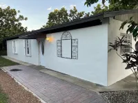 New Listing!! Charming 2/2 cottage in wonderful Homestead with AC, WiFi