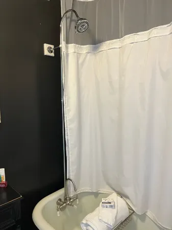 Elegant private suite located downtown historical Chickamauga, Ga