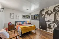 Crimson Bungalow w/AC, Fenced Yard, 3 Smart TVs, W/D, Wi-Fi, BBQ, 4 Adirondacks - บ้านพักหลังเล็ก