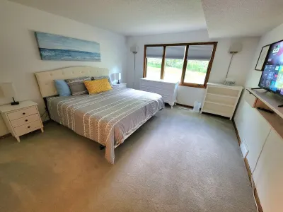 Red Juniper House // 4BR, 2.5 Bath, Large Yard, Pet Friendly, 3mi to Mayo Clinic