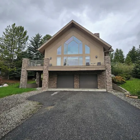 Charming Big Sky meadows house. Trails and Town Center a short walk away.