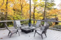 Beautiful contemporary home, seasonal views of golf course, and mountains. Hotels in Blowing Rock