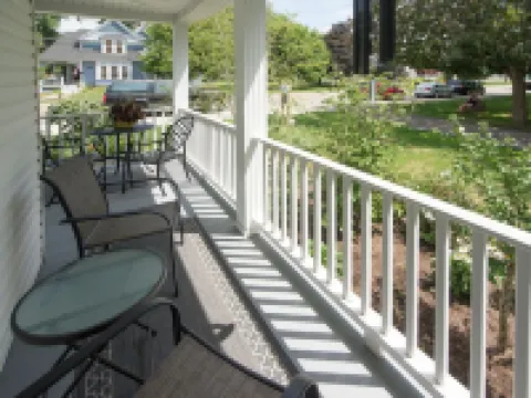 Charming Resort in the Heart of Bemus Village on CHQ Lake Hotele w: Ellery