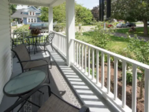 Charming Resort in the Heart of Bemus Village on CHQ Lake