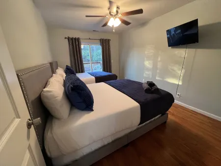 Xavier Place 4 - 2BR Sleeps 6 by Xavier & UC University, Hospital’s & Zoo