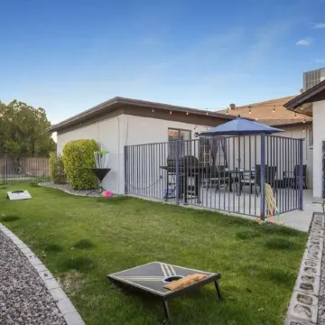 Large Pool, Near State Farm Stdm and Many Entertainment Districts!