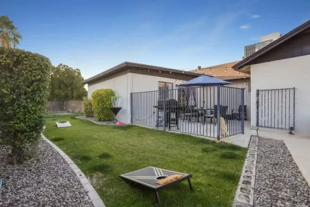 Large Pool, Near State Farm Stdm and Many Entertainment Districts!