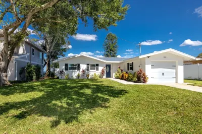 Lakefront home near beaches with waterview, pets ok