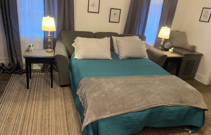 Beautiful 2nd story apartment 10 minutes from 2 state parks.
