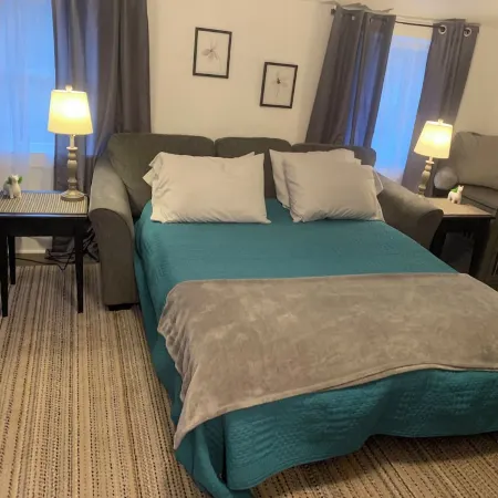 Beautiful 2nd story apartment 10 minutes from 2 state parks.