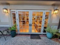 Local Cheerful 4 Bedroom home with outdoor dining