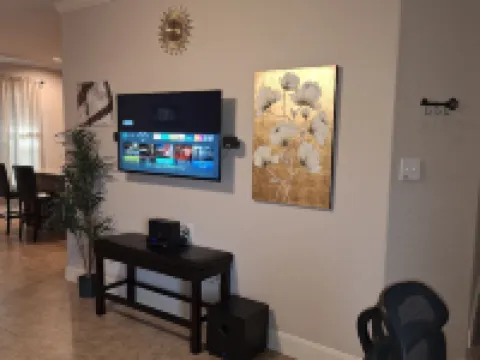 Larger 7+ Bed Home  With Movie Theater near SanAntonio & Randolph Air force base Hoteles en Universal City