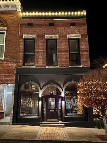 The Top Shelf on the Bourbon Trail in Historical Downtown Versailles ウッドフォードのホテル
