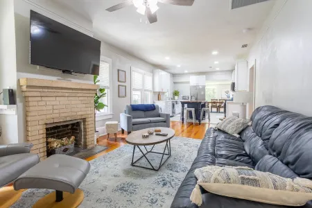 The White House - Remodeled quaint  home with spacious yard - 2.5 miles from UF