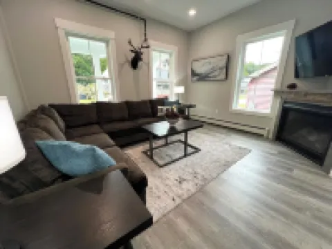 President WK Available -8 Br, 4 BTH, 1/2 mi to Okemo, Hot Tub, on Shuttle, King