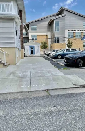 Less then a mile to the Tropicana and 5 minutes walk to the Boardwalk Отели рядом с достопримечательностью «Бордуолк»