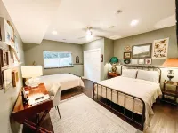 Eagle's Nest Guest House III - Less than 2 miles from SV - 16 beds!