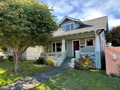 Boho Bungalow! King Bed-Full Backyard-Washer-Dryer-Fast WiFi! Hotels near Sequoia Park