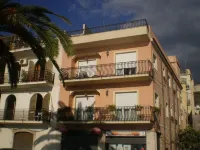 Beautiful two-bedroom apartment in a central location, just a few steps from the sea