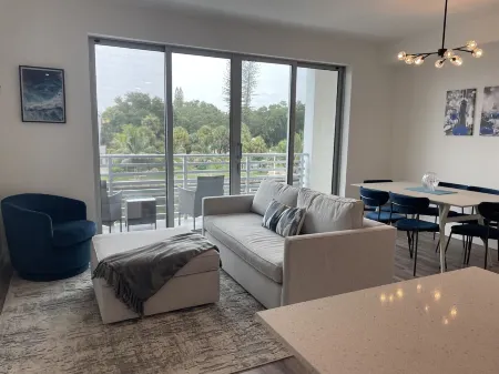 Sarasota Bay Views Luxury Waterfront Отели рядом с достопримечательностью «Сарасота Джунгл Гарденс»