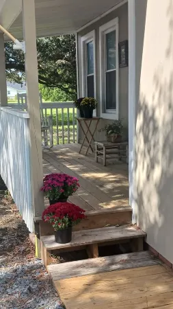 Recently updated cottage minutes from beach, pet friendly, large yard wifi, ac