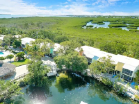 Waterfront - Private Lagoon - in Park on the Ocean side -beach, pool