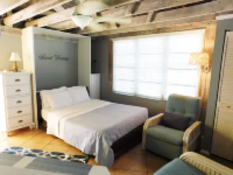 Unique and Charming--Waterfront Studio Cottage - Queen bed & Dock 朱庇特酒店