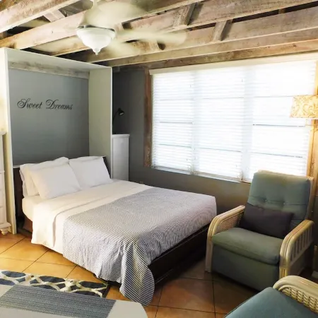 Unique and Charming--Waterfront Studio Cottage - Queen bed & Dock Отели в г. Юпитер