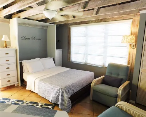 Unique and Charming--Waterfront Studio Cottage - Queen bed & Dock Hotels in Jupiter