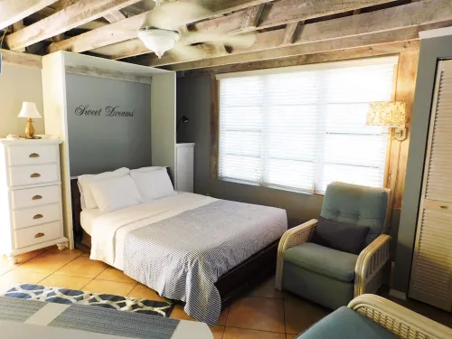 Unique and Charming--Waterfront Studio Cottage - Queen bed & Dock