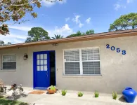 Modern Oasis with Heated Pool Near Siesta Key Beach and a Downtown 3Br/2BA