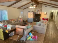 Lakefront Property with Boat Dock close to public boat ramp! Beautiful sunsets! Hotel a Leon County