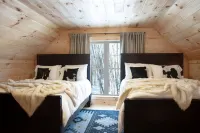 Modern Mountain Chalet! Hike, Ski, Swim, and Treasure Hunt! 앤도버 호텔