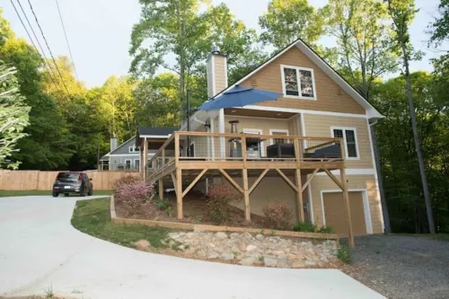 Pet friendly enclosed yard and close to town