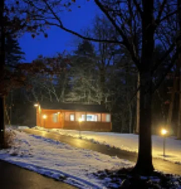 Red Oak Cabin: Our cozy cabin is tucked away but still close to any adventure!