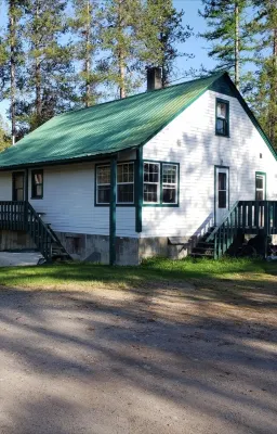 Cozy 2BR Cabin/home 7 miles from Glacier Park!