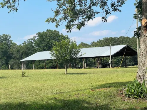 Beautiful family-sized retreat near Troy University. Large Porch & Cozy Patio!