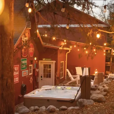 HotTub, PingPong, Firepit, 2 LivingRooms just .67 mi to beach
