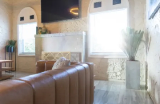 DIAMOND ESTATES: MIAMI - 6 QUEEN, 3 FULL BATH, POOL, BAR ROOM, BALCONY