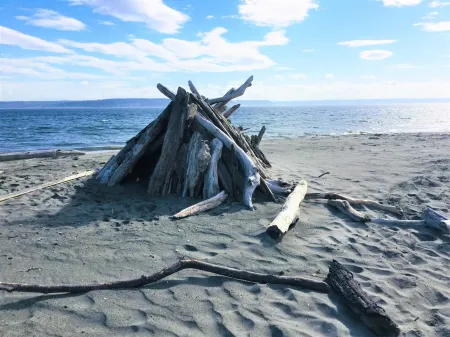 Coastal Retreat Across From Puget Sound Sleeps 2-4. High Speed Internet.