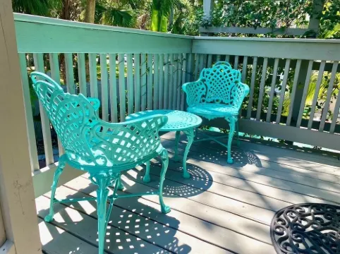 Cute studio with courtyard one block from waterfront parks!