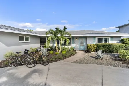 Casa di Amici – Saltwater Pool and Canal Home near AMI & much more! Отели в г. Кортес