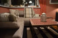 Near Hamburg - 4 bedrooms, 2 bathrooms, sleeps 6 S-Bahn and bus Hotels in Halstenbek