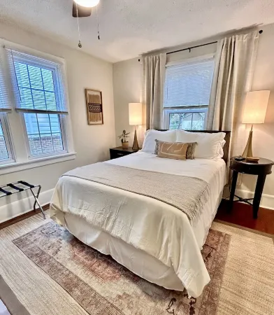 Cozy Elmwood bungalow in quiet neighborhood close to USC, hospitals & downtown Отели рядом с достопримечательностью «Ривербанкс Зу энд Гарден»