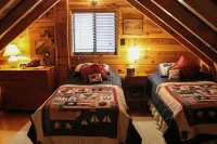 Family Cabin in the Pines. All Wood! Charming memory-maker. Woodland Lake Park附近的飯店
